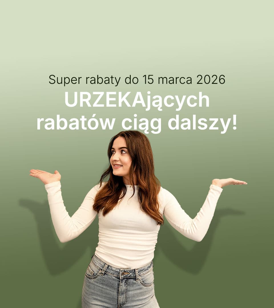 Młoda kobieta z długimi brązowymi włosami w białym topie i dżinsach stoi uśmiechnięta z podniesionymi rękami. Na zielonym tle widnieje polski tekst promujący zniżki Urzeka Gdańsk Jasień do 15 marca 2026 roku.